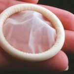 Cara Memasang Kondom Menggunakan Mulut