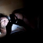 Menggunakan Gadget Di Tempat Tidur Turunkan Fungsi Seksual