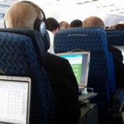 Menonton film porno di pesawat