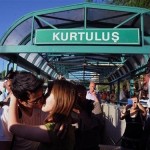 Dilarang Berciuman di Kereta Api, Orang-Orang Ini Malah Ciuman Massal