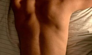 Manfaat tidur telanjang tanpa celana dalam bagi pria