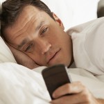 Genggam Ponsel Terlalu Lama Tingkatkan Risiko Impoten pada Pria